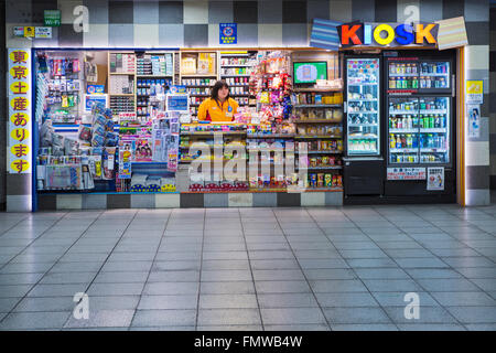 Un dépanneur de station , ou d'un kiosque, au Japon. Sur cette station à Ikebukuro, Tokyo, Japon Banque D'Images