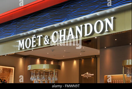 Moet & Chandon champagne boutique duty free shop l'aéroport de Dubaï, Émirats arabes unis Banque D'Images