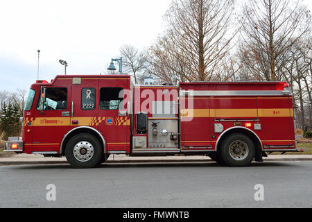 Une pompe d'incendie de Toronto sur un appel actif près de la plage de Woodbine à Toronto le 16 mars 2016. Banque D'Images