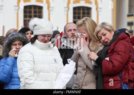 Saint-pétersbourg. Mar 13, 2016. Les gens assistent à un événement commémoratif pour pleurer les victimes tuées dans un accident d'avion à Saint-Pétersbourg, Russie, le 12 mars 2016. Une Russie-lié A321 passenger jet s'est écrasé dans la péninsule du Sinaï en Égypte le 31 octobre 2015, peu après son décollage de la station balnéaire de la mer Rouge, Charm el-Cheikh, tuant les 224 personnes à bord, pour la plupart des Russes. © Xinhua/Alamy Live News Banque D'Images