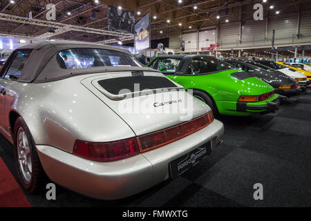 Le stand de "Centre sports cars Hermens', Belgique. Divers modèles de Porsche Cars debout dans une ligne. Banque D'Images