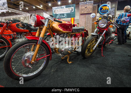 Retro motos Ducati 175 (premier plan) et la Moto Guzzi (arrière-plan). Banque D'Images