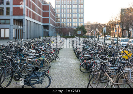 Parking pour vélos. Maastricht est la plus ancienne ville des Pays-Bas et la capitale de la province de Limbourg. Banque D'Images