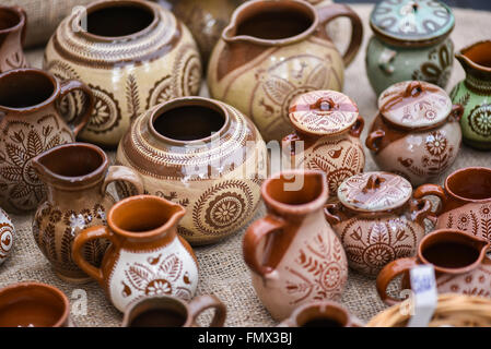 Vaisselle,faïence dans l'artisanat mart Kaziukas, Vilnius, Lituanie Banque D'Images