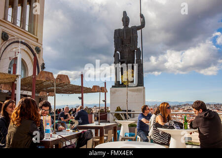 Les gens au bar, situé au Circulo de Bellas Artes cultural centre toit-terrasse. Madrid. L'Espagne. Banque D'Images