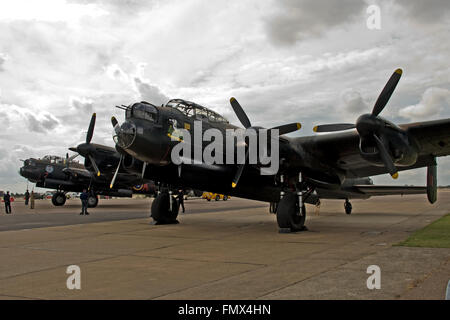 Deux Lancasters sous un ciel Lincolnshire. Banque D'Images