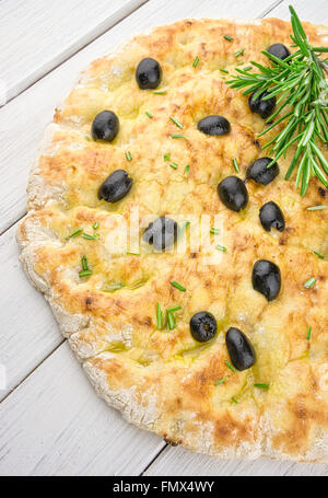 Focaccia italienne aux olives noires Banque D'Images