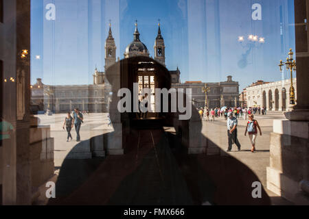 Cathédrale de Santa María la Real de la Almudena et la cour de Palais Royal, Madrid, Espagne. Banque D'Images