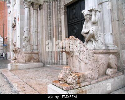 Lion en marbre sculpté des statues à l'entrée de la Cathédrale de Ferrare. Banque D'Images