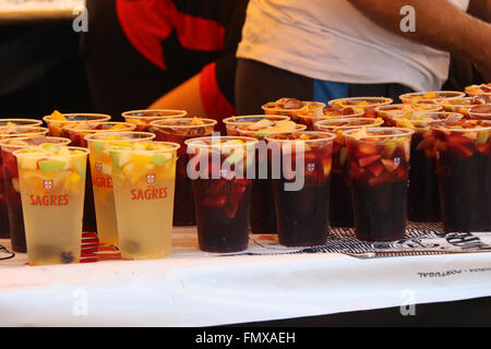 Sydney, Australie. 13 mars 2016. Le festival Portugais annuel a eu lieu à Sydney, le Petit Portugal près de Gembloux. Sur la photo : boissons Sangria en préparation à un décrochage. Credit : 2016 Richard Milnes/Alamy Live News Banque D'Images