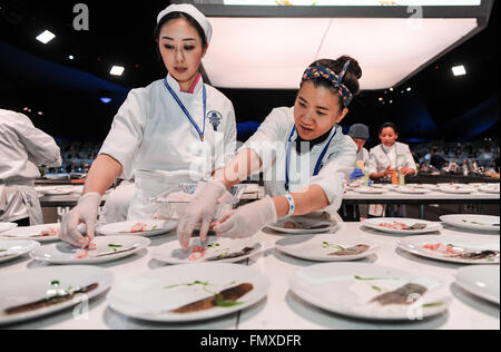 Los Angeles, USA. Mar 12, 2016. Les cuisiniers préparent la nourriture comme cinq grands chefs dans la cuisine asiatique présente un dîner de style mixte de l'East West Masters Le Dîner nuit lieu durant toutes les étoiles classique Chef de Los Angeles à Los Angeles, États-Unis, le 12 mars 2016. © Zhang Chaoqun/Xinhua/Alamy Live News Banque D'Images