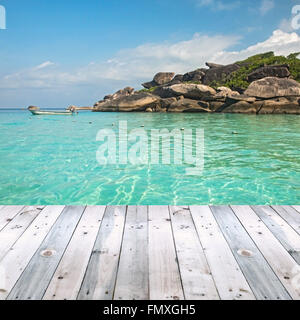 Planche en bois vide avec un arrière-plan seascape Banque D'Images