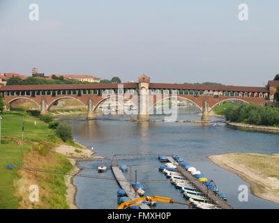 Ponte Coperto, un pont couvert sur le Tessin, Pavia. Banque D'Images