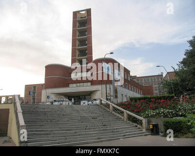 Étapes menant à une place en face d'un bâtiment de l'architecture fasciste à Asti. Banque D'Images