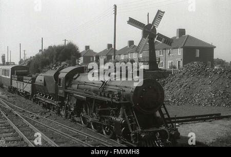 Le Dr syn est l'un des deux chemins de fer de style Canadien Pacifique locomotives du Romney Hythe & Dymchurch Railway, construit en 1931 par le moteur du Yorkshire Co., l'autre étant Winston Churchill et a une histoire de la conception et de la construction. Il est vu ici un train de transport Banque D'Images