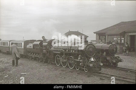 Le Dr syn est l'un des deux chemins de fer de style Canadien Pacifique locomotives du Romney Hythe & Dymchurch Railway construit en 1931 par le moteur du Yorkshire Co., l'autre étant Winston Churchill et a une histoire de la conception et de la construction. Il est vu ici à une autre locomotive avec dormeur dans les années 1950 Banque D'Images