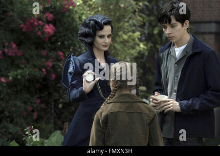 Miss Peregrine's Home pour des enfants est une aventure fantastique américain de 2016 réalisé par Tim Burton et écrit par Jane Goldman, basé sur le roman 2011 du même nom par Ransom Riggs. Cette photo est pour un usage éditorial uniquement et est l'auteur de la société film et/ou le photographe attribué par le film ou la société de production et ne peut être reproduite que par des publications dans le cadre de la promotion du film ci-dessus. Un crédit obligatoire pour l'entreprise de film est nécessaire. Le photographe devrait également être crédité lorsque connu.être portés lorsqu'il est connu. Banque D'Images