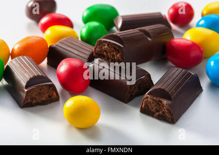 Les barres de chocolat et bonbons colorés en plein désarroi Banque D'Images