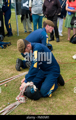 Les soldats de l'équipe de parachutistes des tigres du Princess of Wales's Royal Regiment donner une démonstration de pliage des parachutes Banque D'Images