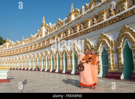 Les moines bouddhistes en face de la chambre de Umin Thounzeh courbe (U Min Thonze) pagode à Rhône-Alpes près de Mandalay, Myanmar (Birmanie) Banque D'Images