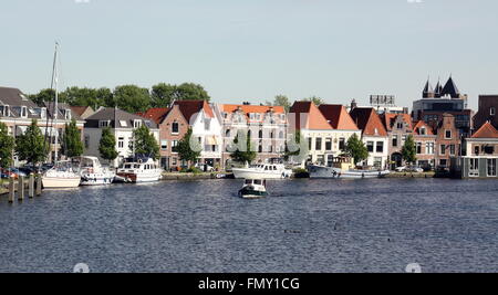 Haarlem. Mai-15-2014. .Maisons et bateaux sur la rivière Spaarne Haarlem. Les Pays-Bas Banque D'Images