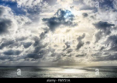 Seascape-Sunbeams briller à travers les nuages et se reflètent dans la mer.image HDR Banque D'Images