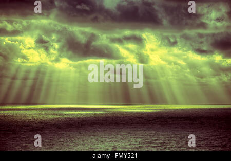 Seascape-Sunbeams briller à travers les nuages et se reflètent dans la mer.image HDR Banque D'Images