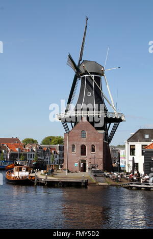 Haarlem. Mai-15-2014. Moulin 'De Addriaan' à partir de 1779 sur la rivière 'Spaarne' à Haarlem. Les Pays-Bas Banque D'Images