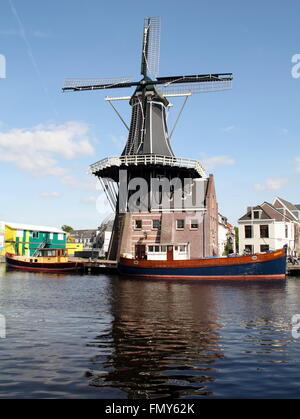 Haarlem. Mai-15-2014. Moulin 'De Adriaan'à partir de 1779 sur la rivière en Haarlwem paarne «'. Les Pays-Bas Banque D'Images