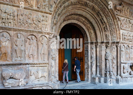 Ripoll, province de Gérone, Catalogne, Espagne. Monastir, ou monastère, de Santa Maria. Le portail roman. Bible en pierre. Banque D'Images