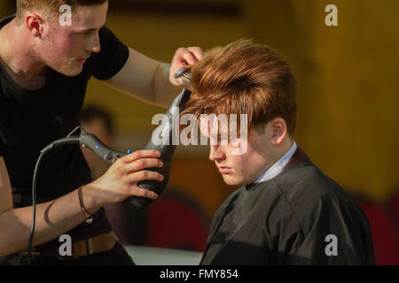 Homme styliste cheveux sécher à l'air à Blackpool Mars, 2016. Concours de coiffure Wintergardes pour hommes. Hair & Beauty NW est le plus long événement majeur de coiffure et de beauté du Nord-Ouest, un lieu pour des compétitions passionnantes organisées par la National Hair Federation (N.H. F.). La Fédération nationale des coiffeurs est un groupe industriel représentant les propriétaires de salons de coiffure au Royaume-Uni. Banque D'Images