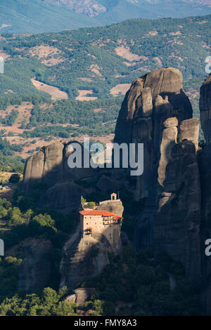 Météores, Thessalie, Grèce. Monastère grec-orthodoxe de St Nicolas Anapafsas, datant du 16ème siècle. Banque D'Images