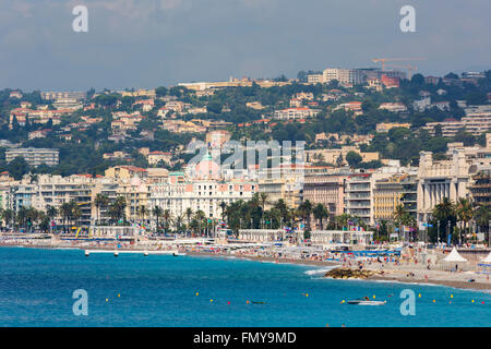 Nice, Côte d'Azur, Cote d'Azur, France. Plage et de la Promenade des Anglais. Hotel Negresco au centre du châssis. Banque D'Images