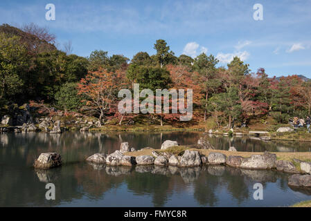 Le Japon, la région de Kinki, préfecture de Kyoto, la ville de Kyoto, Tenryu-ji, reflet d'arbre en automne sur sogen pond. Banque D'Images