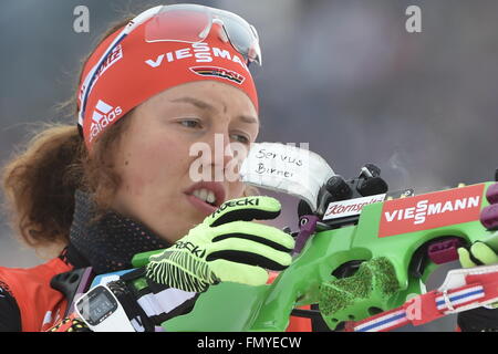 Lara Dahlmeier de l'Allemagne à la plage de prise de vue au cours de la femme 12,5km départ groupé compétition aux Championnats du monde de biathlon, dans l'Arène de ski de Holmenkollen, Oslo, Norvège, 13 mars 2016. Photo : Hendrik Schmidt/dpa Banque D'Images