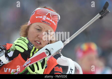 Lara Dahlmeier de l'Allemagne à la plage de prise de vue au cours de la femme 12,5km départ groupé compétition aux Championnats du monde de biathlon, dans l'Arène de ski de Holmenkollen, Oslo, Norvège, 13 mars 2016. Photo : Hendrik Schmidt/dpa Banque D'Images