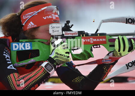 Lara Dahlmeier de l'Allemagne à la plage de prise de vue au cours de la femme 12,5km départ groupé compétition aux Championnats du monde de biathlon, dans l'Arène de ski de Holmenkollen, Oslo, Norvège, 13 mars 2016. Photo : Hendrik Schmidt/dpa Banque D'Images