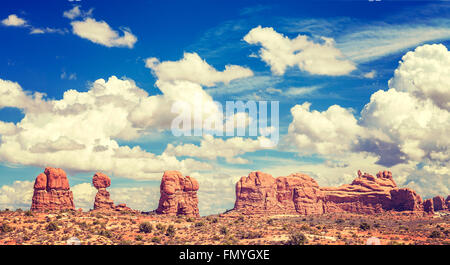 Tons Vintage sur cloudscape rock formations in Arches National Park, USA. Banque D'Images