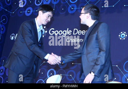 Séoul, Corée du Sud. Mar 13, 2016. Joueur de go professionnel sud-coréen Lee Sedol (L), serre la main avec Demis Hassabis, le PDG de Google à Londres société DeepMind IA et co-fondateur de Google Sergey Brin au cours de la conférence de presse après le troisième tour de la Google DeepMind défi entre Lee Sedol et Google's intelligence artificielle, programme AlphaGo, à Séoul, Corée du Sud, le 13 mars 2016. Lee Sedol a remporté le troisième match dimanche. © Yao Sailawei Holiday/Xinhua/Alamy Live News Banque D'Images