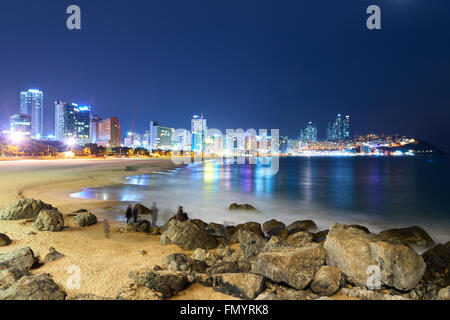 Vue de nuit sur la plage de Haeundae. Haeundae Beach est la plage la plus populaire de Busan en raison de sa facile Banque D'Images