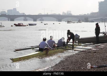 London Putney,UK. 13 mars 2016. Les clubs d'aviron de prendre à l'eau un jour de printemps sur la Tamise à Putney Crédit : amer ghazzal/Alamy Live News Banque D'Images