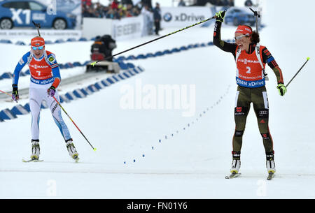 Laura Dahlmeier (R) de l'Allemagne célèbre après avoir franchi la ligne d'arrivée devant Kaisa Makarainen de Finlande au cours de la femme 12,5km départ groupé compétition aux Championnats du monde de biathlon, dans l'Arène de ski de Holmenkollen, Oslo, Norvège, 13 mars 2016. Dahlmeier placé deuxième. Photo : Hendrik Schmidt/dpa Banque D'Images