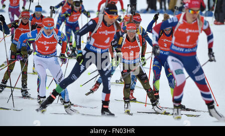 Laura Dahlmeier (3e R) de l'Allemagne en action au cours de la femme 12,5km départ groupé compétition aux Championnats du monde de biathlon, dans l'Arène de ski de Holmenkollen, Oslo, Norvège, 13 mars 2016. Photo : Hendrik Schmidt/dpa Banque D'Images