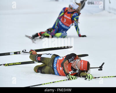 Laura Dahlmeier (avant) de l'Allemagne célèbre à côté de Marie Dorin-Habert gagnant de la France après avoir traversé la ligne d'arrivée au cours de la femme 12,5km départ groupé compétition aux Championnats du monde de biathlon, dans l'Arène de ski de Holmenkollen, Oslo, Norvège, 13 mars 2016. Dahlmeier placé deuxième. Photo : Hendrik Schmidt/dpa Banque D'Images