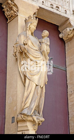 PARIS, FRANCE - 16 juin 2011 : Vierge Marie de portail est de Saint Denis - première cathédrale gothique Banque D'Images