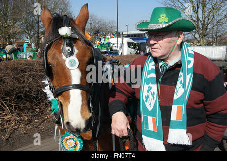 Birmingham, UK. 13 mars, 2016. St Patricks Day célébrations le dimanche avant le jour j. Parade à travers le centre-ville de Birmingham 13 mars 2016. Birmingham ENgland Crédit : Terry Mason / Alamy Live News Banque D'Images