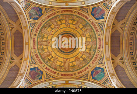 PARIS, FRANCE - 18 juin 2011 : la fresque de la coupole de l'église Saint François Xavier - douze apôtre et quatre grands prophètes Banque D'Images