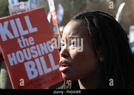 Londres, Royaume-Uni. 13 mars, 2016. Une femme chante tuer la facture de logement comme des milliers de Mars à central London/Jaiyesimi Crédit : Thabo Alamy Live News Banque D'Images