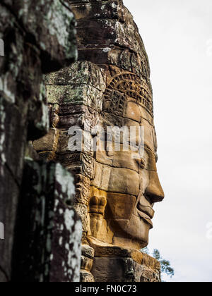 La sculpture sur pierre ancienne face at temple Bayon à Siem Reap, Cambodge Banque D'Images