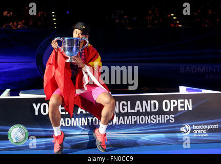 Birmingham, UK. Mar 13, 2016. La Chine Lin Dan baisers le trophée après tout l'Angleterre Open Badminton masculin match final contre son compatriote Tian Houwei de Birmingham, le centre de l'Angleterre, le 13 mars 2016. Lin Dan a gagné 2-0. Credit : Han Yan/Xinhua/Alamy Live News Banque D'Images